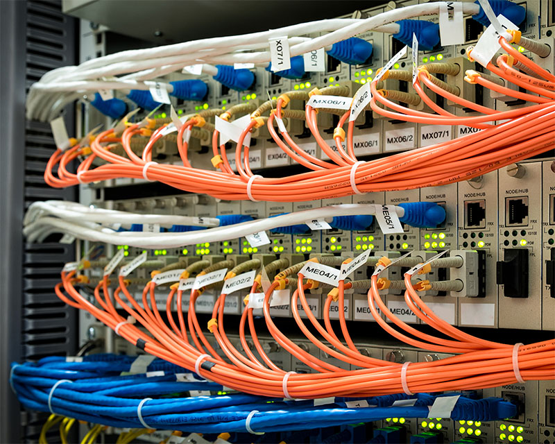 Enterprise-Switch mit Glasfaser LWL in einem Netzwerkschrank