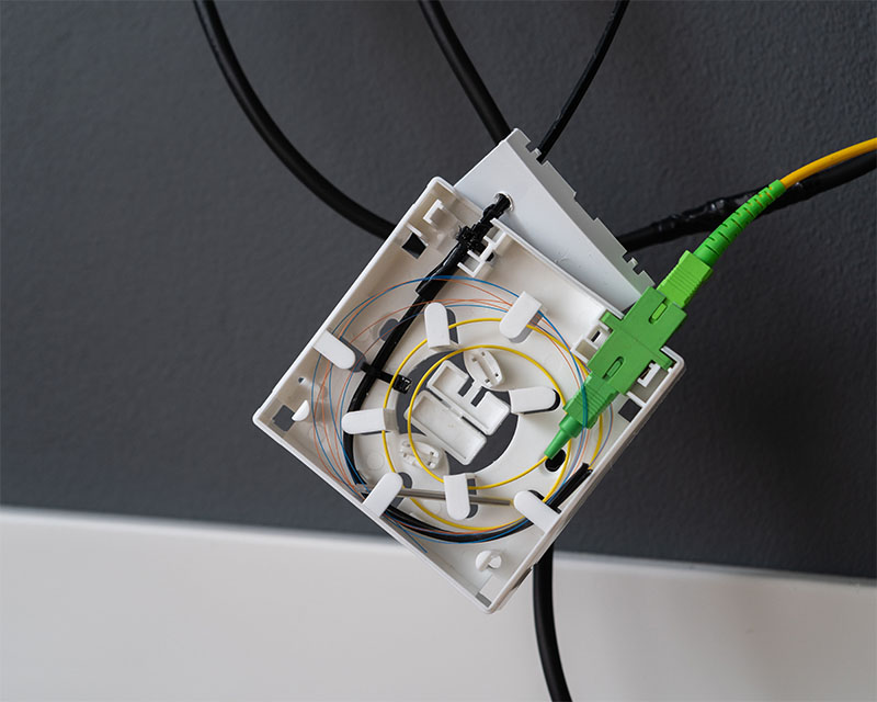 Glasfaser LWL Anschlussdose bei der Montage in einem Wohngebäude